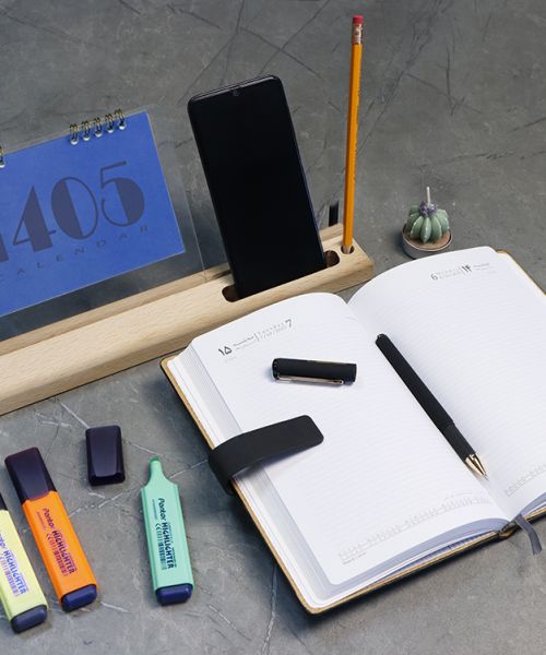 تقویم رومیزی پایه چوبی با هولدر موبایل